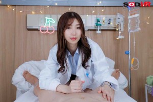 【VR】【8K】病院暮らしのボクを幼い頃から担当してくれている女医と筆おろし性交 初めての口淫、初めての挿入でドキドキ・バクバク病室セックス 今井栞菜 ギャラリー 5