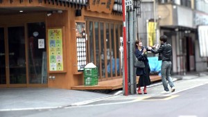 【鬼エロ人妻の美巨乳Eカップの淫乱ボイン美女を路上でGET】【路上で見つけた欲求不満のオーラぷんぷんのエロ痴女発見！！】とりあえずお店で飲んで歌う…！？いや弄るしかないでしょ初対面でディープキスとチク舐め店内デート許す淫乱妻！！もうこれ以上は…都月るいさ ギャラリー 1