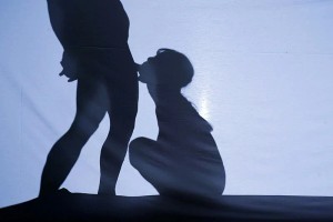 一般男女モニタリングAV ラブラブカップル限定 影絵に挑戦！ドキドキ寝取られシルエットクイズ！4 布越しに彼氏に見られているのに女子大生がデカチンSEXで生中出し！ ギャラリー 5