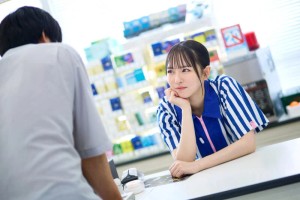 【VR】【8K】10年来の仲が良い地元のハメ友とコンビニバイトの休憩中にラブホ代わりに身勝手ヌキヌキタイム猿のように汗だくでSEXした側道沿いの真夏の田舎コンビニ。 西元めいさ ギャラリー 4