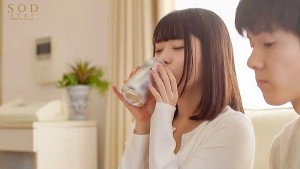 彼女が不在中に、中学時代付き合っていた元カノに10年ぶりに再会。 脱がしたらあの頃とは比べ物にならない色白Gカップ美巨乳に…理性を失って精子が尽きるまでハメまくった日 浜辺栞帆 ギャラリー 1