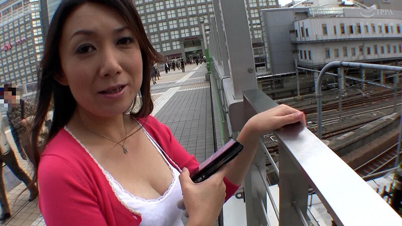 美しいルックスと熟女らしい熟れた肉体を持て余し強烈な快感に翻弄されながら剛毛股間を濡らす素人熟女さんの初AVSEX！