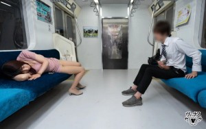 最終電車でパンチラしていた嫁の義姉さんは勃起した僕に気付いて誘惑しはじめた 安位薫 ギャラリー 3