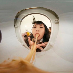 【VR】【VR高画質】M男を人間便器にして楽しむゲロスカ女子倶楽部 前多まこ ギャラリー 6