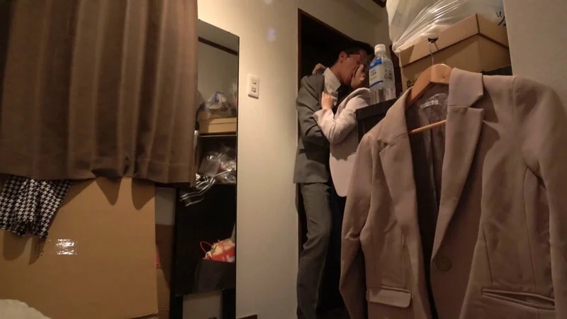 我慢できない…玄関セックス 扉一枚隔てた向こうは外。バリキャリOLの汚部屋でNGR 一条みお