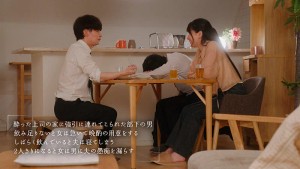 夫が近くで寝てるからコッソリとトロけるまで耳をチンポみたいに舐める‘ミミラチオ’で聴覚から発情させる美人妻 宮西ひかる ギャラリー 2