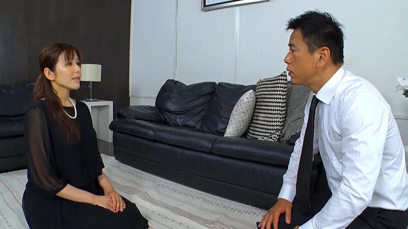 夫の元部下に抱かれ遺影の前で股間を濡らす未亡人の変態SEX！ ギャラリー 1