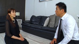 夫の元部下に抱かれ遺影の前で股間を濡らす未亡人の変態SEX！ ギャラリー 1