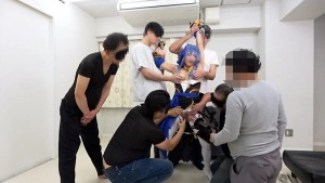 6P大乱交SEX ミニマム140cm台コンカフェ人気No，1美少女レイヤー 大嫌いな醜悪中年カメコ集団にドM本性見破られ【無限膣ボコ痙攣アへ顔絶頂トランス】妊娠中出し便女に転落した壮絶人格矯正ドキュメント2本立てSP ギャラリー 3