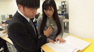 オフィス痴●で感じちゃう…職場の男達に1日中触られ放題のいつでもOKスレンダー巨乳娘【痴感オフィスレディ・日菜さん24歳の場合】 似鳥日菜 ギャラリー 3