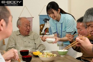 優しくて断れない人妻介護士は 真っ白な女体を高齢者に貪られ… 濃厚こってり計16P乱交 柏木ふみか ギャラリー 1