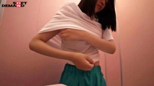 SNSで出会ったクズ男にハマった結果、公衆トイレでさくっとヌくための肉おナホ要員にされた18歳の記録映像。最終的に都合のいいように扱われ続けて涙目になるまでマワしつくされる。 寺川ねね ギャラリー 3