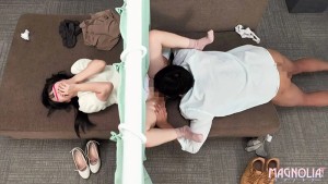 『恋人なし男女は「性器の味」だけで恋に落ちて初対面の相手とSEXしてしまうのか？』経験が少ない超かわミニマムJDが経験豊富な青年とマッチング♪顔は見えないけどデカチンにメロメロ…無計画なイキっぱなし中出し生ハメ♪【街角素人モニタリング♯あかり♯20歳♯大学生】 ギャラリー 4