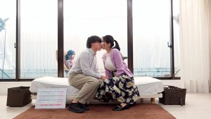 一般男女モニタリングAV マジックミラーの向こうには実の娘（=彼女）！「娘がダメなら私が…」巨乳母がデカチンすぎて童貞卒業できない娘の彼氏を優しく筆おろし！フル勃起デカチ○ポを根元まで受け挿れたご無沙汰オマ○コと性欲溢れる童貞チ○ポの中出しセックスは1発限… ギャラリー 3