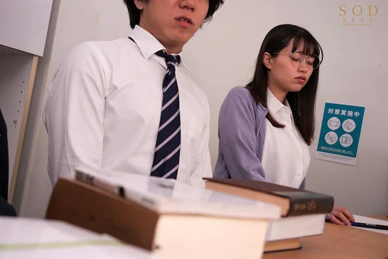 物静かでマジメな図書館司書のお姉さんは、早漏M男をエグい寸止めと焦らしで射精コントロールして楽しんでいました。浜辺栞帆