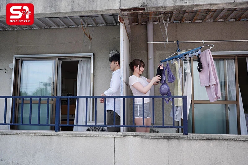 風で飛んできた下着を返しにいくたびに 谷間丸出しで微笑んでくる隣人のLカップお姉さん 鷲尾めい