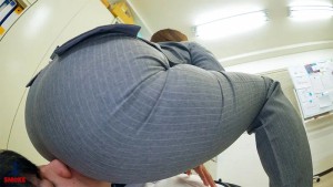 【顔面騎乗セクハラ】 残業中、2人きりの社内であざといパッツン尻誘惑で部下ち○ぽを勃起させ圧迫ムレムレ顔騎で何度も元気精子を搾り取る人妻デカ尻女上司 小那海あや ギャラリー 1