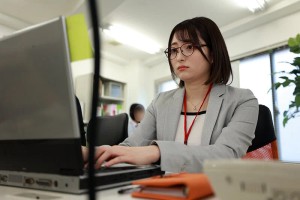 【職場でヤレる女】 社内ではクールな僕のセフレちゃん 裏の顔は甘えん坊でチンコを求めてくる女-実はこの女フェラ好きです。- 営業部 葵 24歳 中城葵 ギャラリー 1