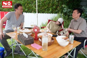 あんなに嫌がっていた妻が町内会キャンプにどハマりした中年オヤジとの衝撃的なネトラレ輪●映像 夢乃あいか ギャラリー 1