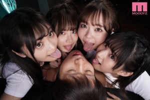 美尻ガールズバー美少女ハーレム 肉尻揺らして腰を振る密着挟み撃ちプレスで何度も射精せるスケベ接客 百瀬あすか 松本いちか 久留木玲 渚みつき ギャラリー 8