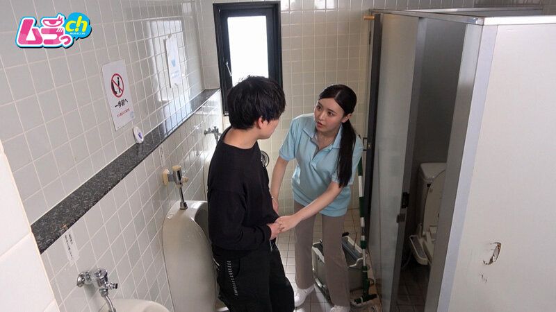 ニンゲン観察 「おしっこ舐めて綺麗にしましょうか？」働く男性のおち●ぽ掃除が生き甲斐の、トイレ清掃バイトのド変態お姉さん ギャラリー 9