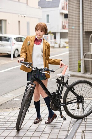 【配信限定】人気 AV 女優が挑戦！オシッコ我慢潮吹き街中アクメ自転車がイクッ！浜崎真緒 ギャラリー 1
