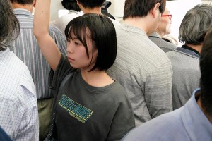 完全着衣内アングル！先端が自在に動くファイバースコープで敏感な乳首を責められ恥ずかしがりながらも感じてしまう私服小柄ちっぱい美少女 雨宮あや花 ギャラリー 2