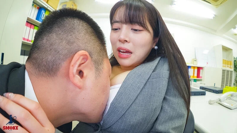 【乳首開発セクハラ】 残業中、2人きりの社内で無自覚パツパツおっぱい挑発してしまい中年スケベ部長から若肌乳首をネチっこくいじられチクイキ絶頂してしまう色白巨乳部下OL 羽月乃蒼