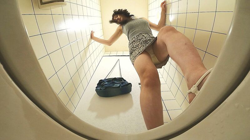 女子トイレ覗き迫力の放尿と生々しいオナニー ＃7 ギャラリー 12