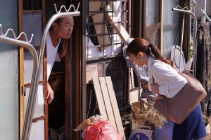 家庭訪問先のゴミ屋敷で…正義感の強い女教師が崩壊した家庭を建て直そうとするもクズ親父の肉便器にされ続けた3日間 青空ひかり ギャラリー 2