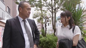 途中入社した会社の出張で中年オジサン上司と温泉旅館で相部屋に…遠距離恋愛中の彼氏がいるのに寝取られSEXにハマってしまいました。 浜辺栞帆 ギャラリー 4