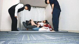 コンカフェ店長とグルで仕込んだ一夜！海外サプリのカクテルでエロ堕ちした地雷系女子店員たちとハメ狂うキメセクパーティ ギャラリー 6