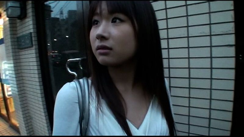 街行く綺麗なお姉さんのおしっこ見せてください！謝礼に目が眩みホテルにイン！男の顔めがけて放尿する実は好きもの娘と変態乱交！ ギャラリー 1