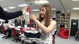 SOD本社で一日AD体験！ 制作部アシスタントディレクターになった小倉由菜が知り合い訪問者を目の前にずっとハメっぱなし辱め業務 ギャラリー 2