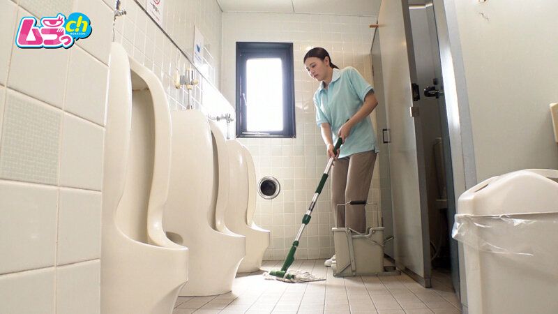 ニンゲン観察 「おしっこ舐めて綺麗にしましょうか？」働く男性のおち●ぽ掃除が生き甲斐の、トイレ清掃バイトのド変態お姉さん ギャラリー 1
