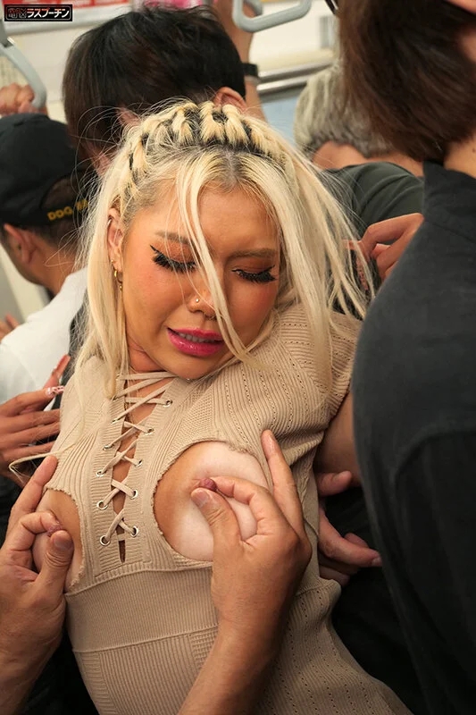 満員電車で羽交い絞めにされ切り裂きギャル服の隙間から乳首を徹底的に開発されるアヘ顔敏感女 瀬那ルミナ