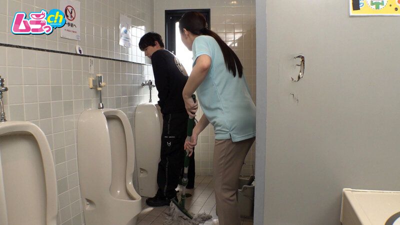 ニンゲン観察 「おしっこ舐めて綺麗にしましょうか？」働く男性のおち●ぽ掃除が生き甲斐の、トイレ清掃バイトのド変態お姉さん ギャラリー 5
