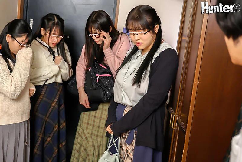 「エロマンガみたいなエッチしたい！」隠れ爆乳淫キャ女子たちがボクのチ○ポで脱二次元乱交！親の再婚でできた義姉は、全く打ち解けられない根暗オタク！さらに今日は友達を連れて来て女子会！こっそり部屋を覗くと…隠れ爆乳をさらけ出してエロ漫画を鑑賞中！？ ギャラリー 2