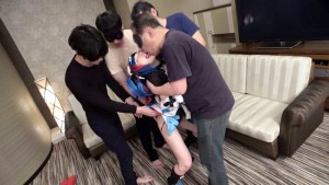 ガチイキ6P大乱交！小悪魔系140cm台チビっ子美少女レイヤー人格矯正調教【発狂オマ○コ決壊エビ反り痙攣アクメ】ゴミ扱いの中年カメコ集団が怒張チ○ポを無限ブチ込み！精液便所転落壮絶フィナーレ2本立SP ギャラリー 7