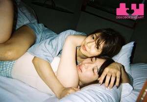 大人ちっぱいドライブ旅行 ハニカミながらキスして久しぶりのイチャラブを楽しんだ一泊二日の連チャンデート 花狩まい 渋谷なつ ギャラリー 2