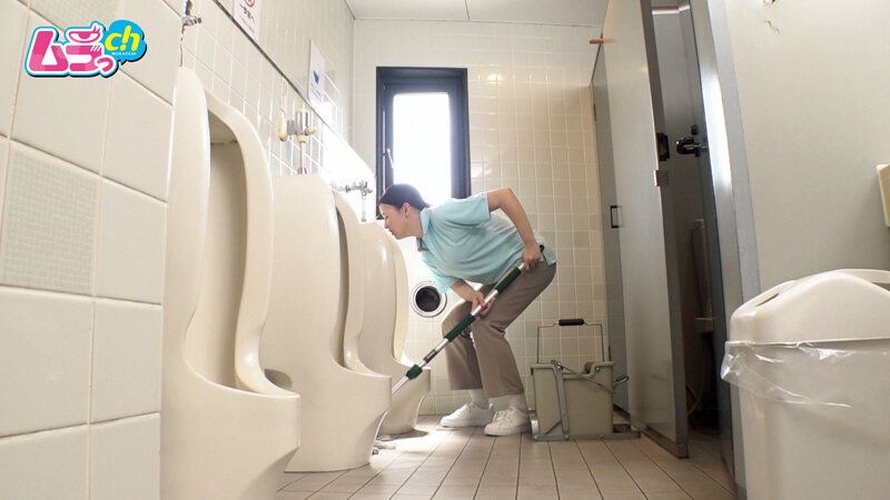 ニンゲン観察 「おしっこ舐めて綺麗にしましょうか？」働く男性のおち●ぽ掃除が生き甲斐の、トイレ清掃バイトのド変態お姉さん ギャラリー 2