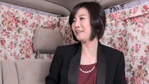 若いイケメンにメロメロ！生挿入を要求するセレブ妻の痴態！ ギャラリー 1