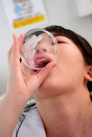 【密着取材】 病院で働く新卒1年目の白衣の天使 上の口は唾液ダラダラ、下の口からは潮ダダ漏れになるひなこさん21歳 瀬戸ひなこ ギャラリー 8