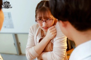 「私のこと気弱で怒らない先生だと思ってた？」2人きりになったら立場逆転。ナメた態度の男子のペニスを舐め返してハメ倒す隠れ痴女教師 末広純 ギャラリー 1