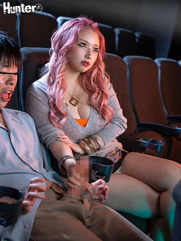 平日昼間の映画館で客はボクとギャルだけ…。2 あんなに観たかった映画なのに…ずっと服の上からボクの乳首とチ○ポをいじくり倒してくるギャルの…