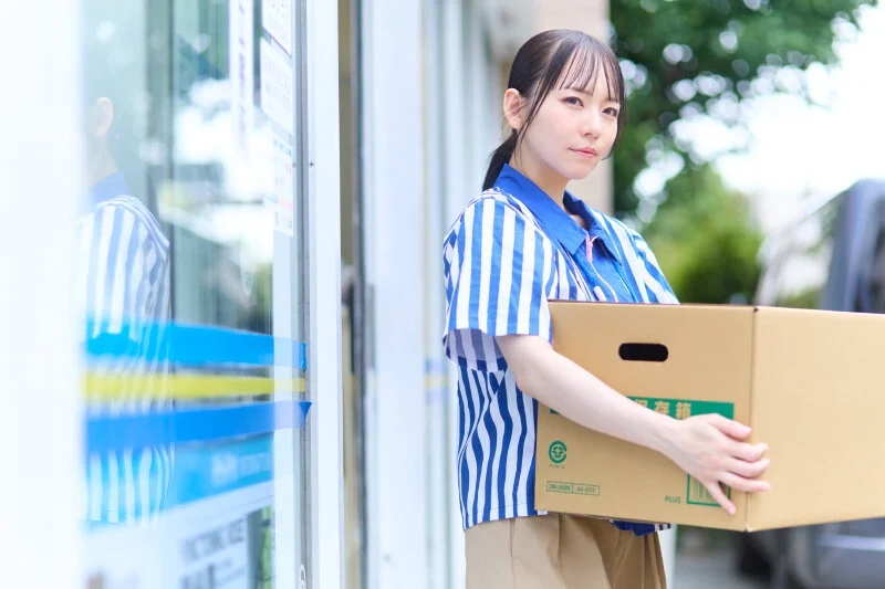 【VR】【8K】10年来の仲が良い地元のハメ友とコンビニバイトの休憩中にラブホ代わりに身勝手ヌキヌキタイム猿のように汗だくでSEXした側道沿いの真夏の田舎コンビニ。 西元めいさ