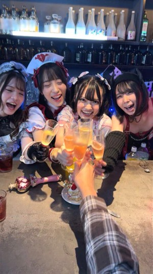 コンカフェ店長とグルで仕込んだ一夜！海外サプリのカクテルでエロ堕ちした地雷系女子店員たちとハメ狂うキメセクパーティ ギャラリー 2