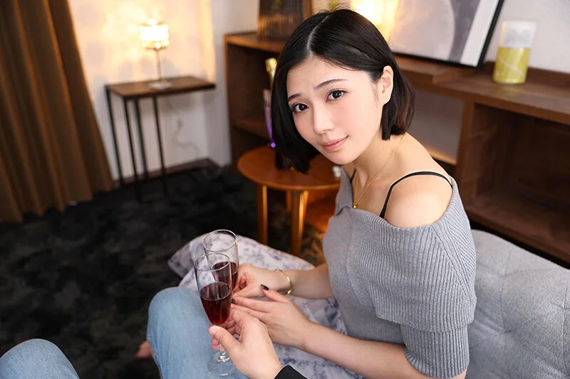 【VR】【8K VR】アプリ初心者の大学生チ〇ポを濡れ舌じゅぽフェラでしゃぶり尽くし、底なし性欲で精子を貪り続ける口もマ〇コもチ〇ポで満たす淫乱性狂人妻 真野祈