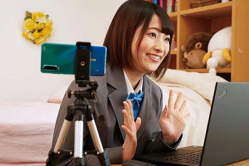 まさか！エロ配信が担任の先生にバレちゃうなんて！！ 中城葵