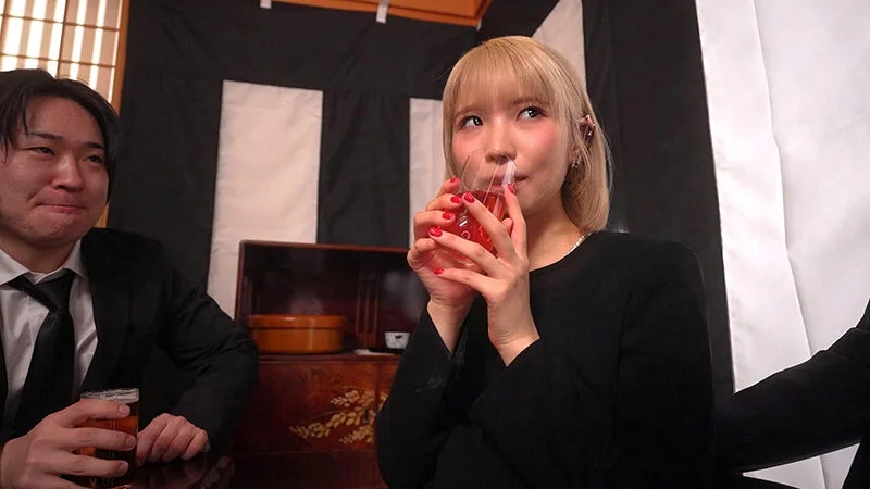 元カレの法事に派手髪で現れた不謹慎な金髪喪服ギャルを散々飲ませて泥●輪●レ●プ 希咲那奈